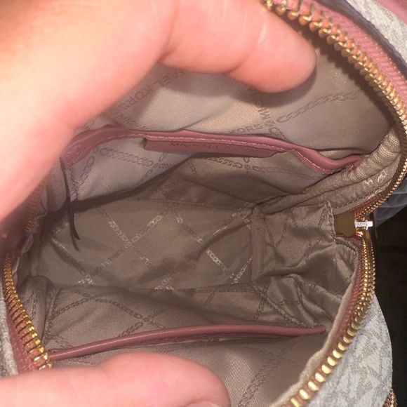 WORN ONCE. ONE SIZE MINI MICHAEL KORS BACKPACK. - Picture 4 of 6